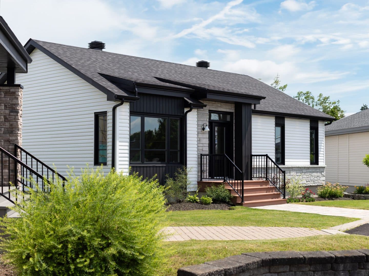 The Noova model is a contemporary-style bungalow. We see the outside.