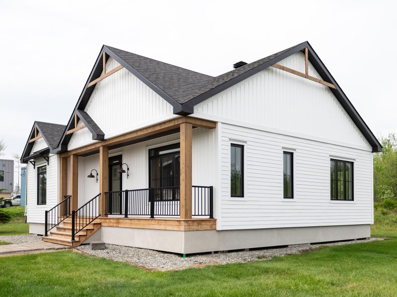 Modèle Quatre-temps is a single-storey farmhouse-style home. View from the outside.