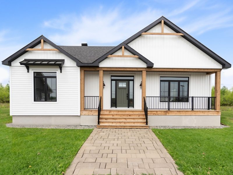 Modèle Quatre-temps is a single-storey farmhouse-style home. View from the outside.