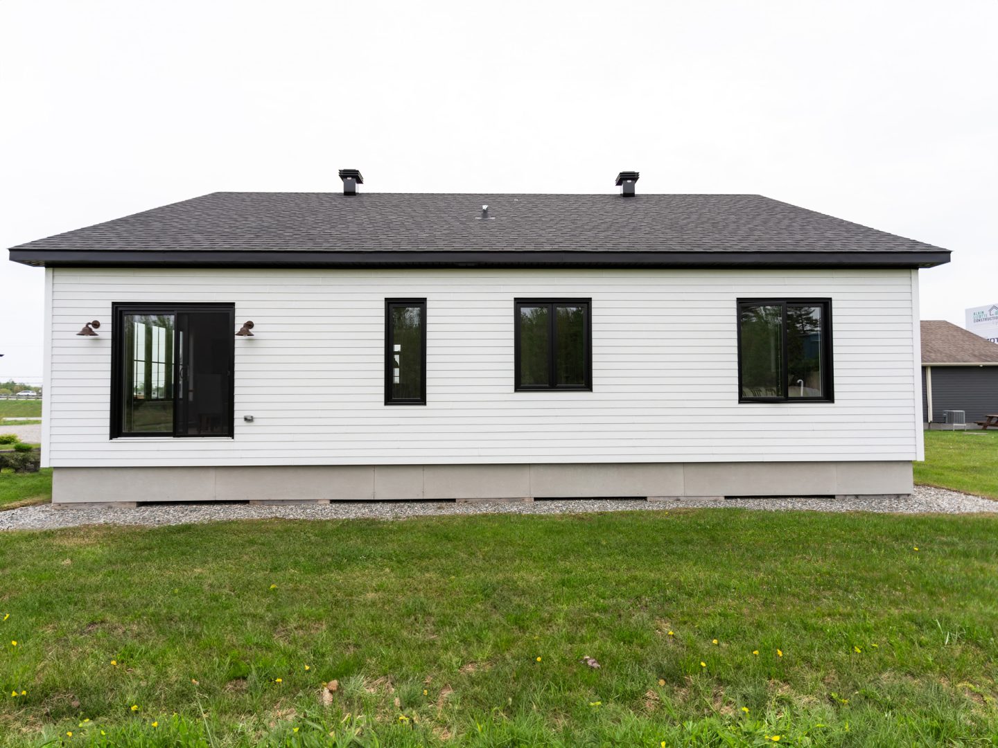 Modèle Quatre-temps est une maison plain-pied de style farmhouse. Vue de l'extérieur.