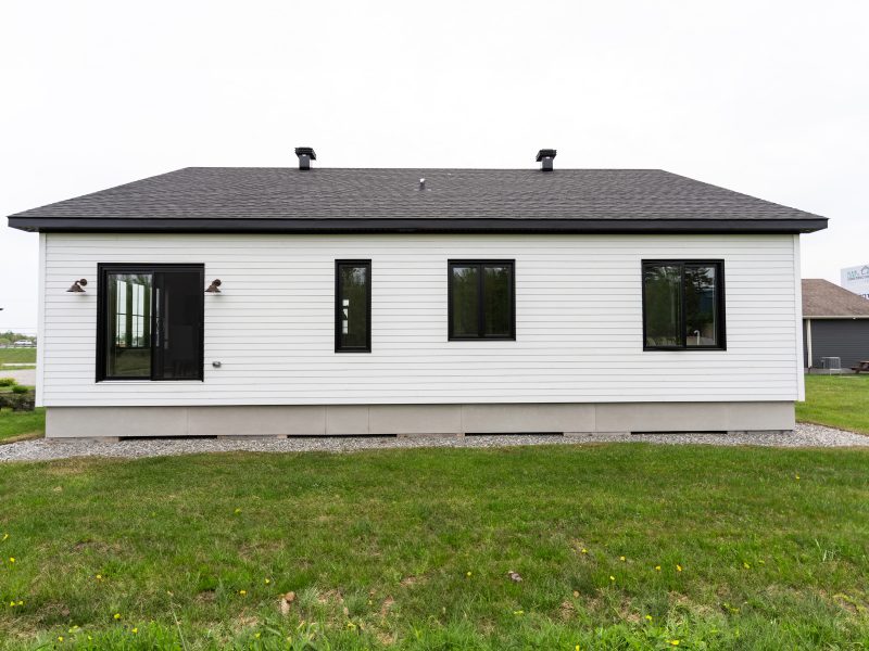 Modèle Quatre-temps is a single-storey farmhouse-style home. View from the outside.