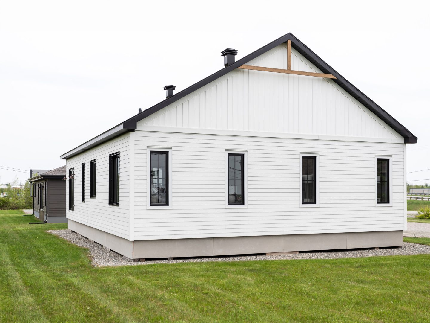 Modèle Quatre-temps is a single-storey farmhouse-style home. View from the outside.