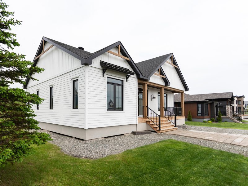 Modèle Quatre-temps is a single-storey farmhouse-style home. View from the outside.