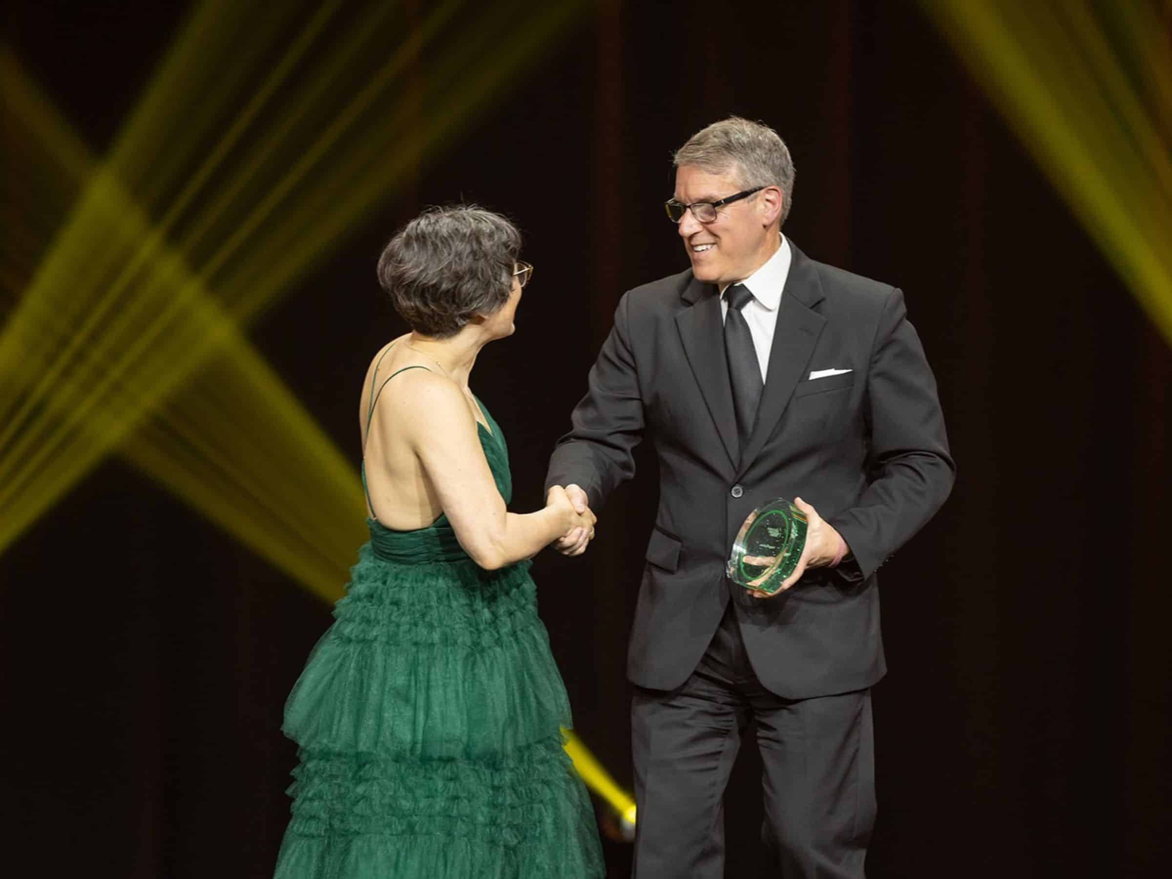 Martin Roy reçoit le prix Les sociétés les mieux gérées au canada sur scène.