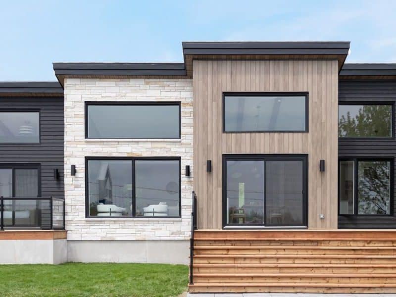 L'Esplanade est un chalet de style méditerranéen. Une réalisation réel avec la vue de l'extérieur.