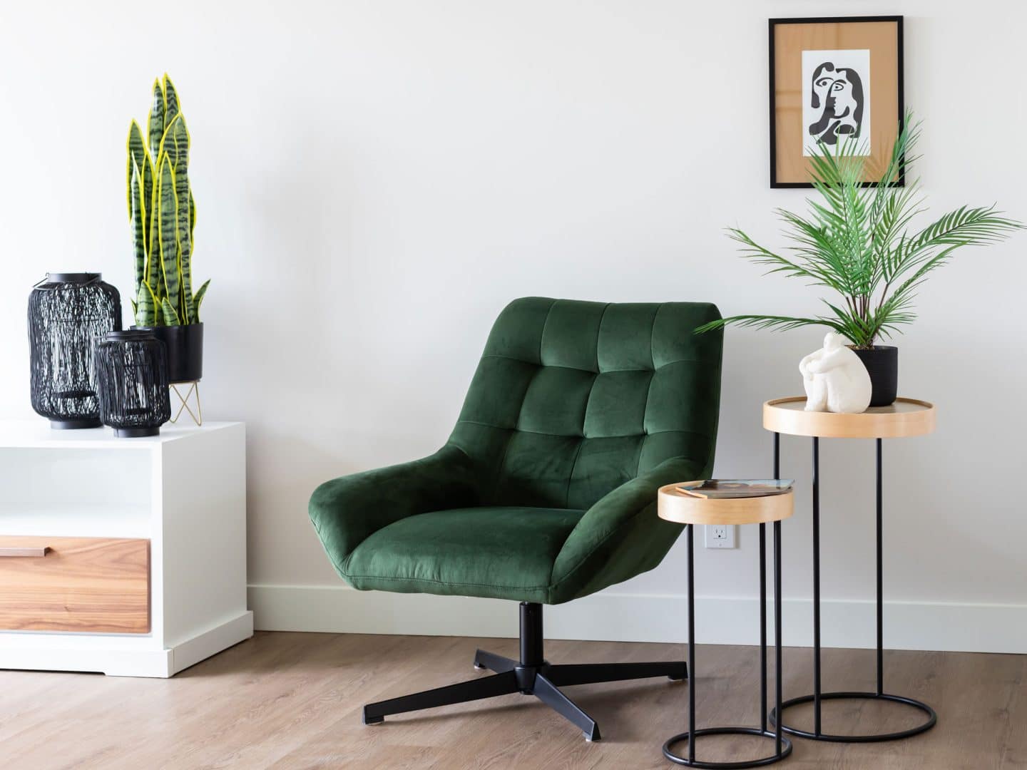 un espace lecture, sans sujet. Une chaise confortable verte avec des plantes.