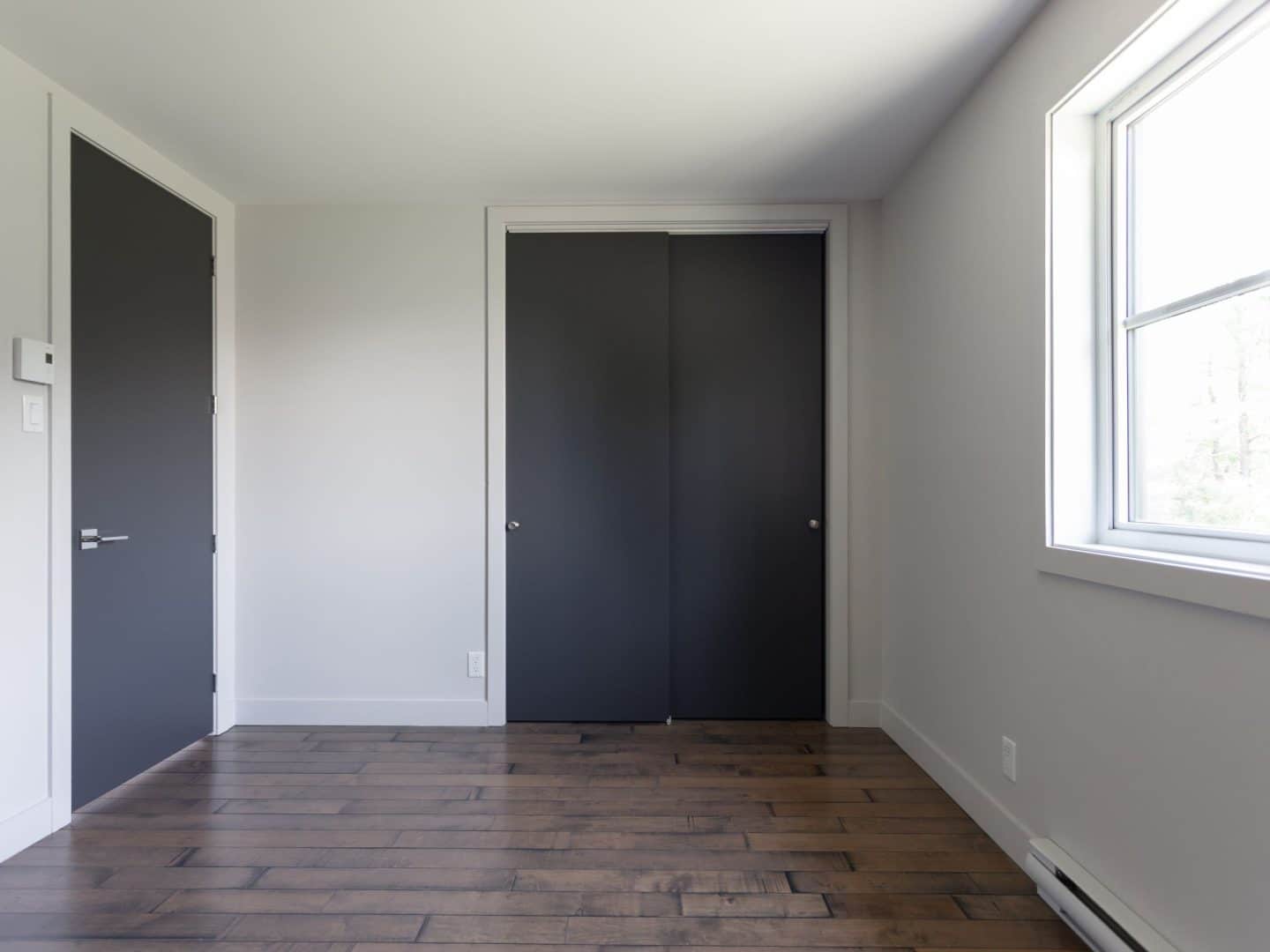 Une réalisation du bureau de vente de St-Lin-Laurentides.Modèle de deux étages nommé Mundo de style contemporain. Vu de la chambre.