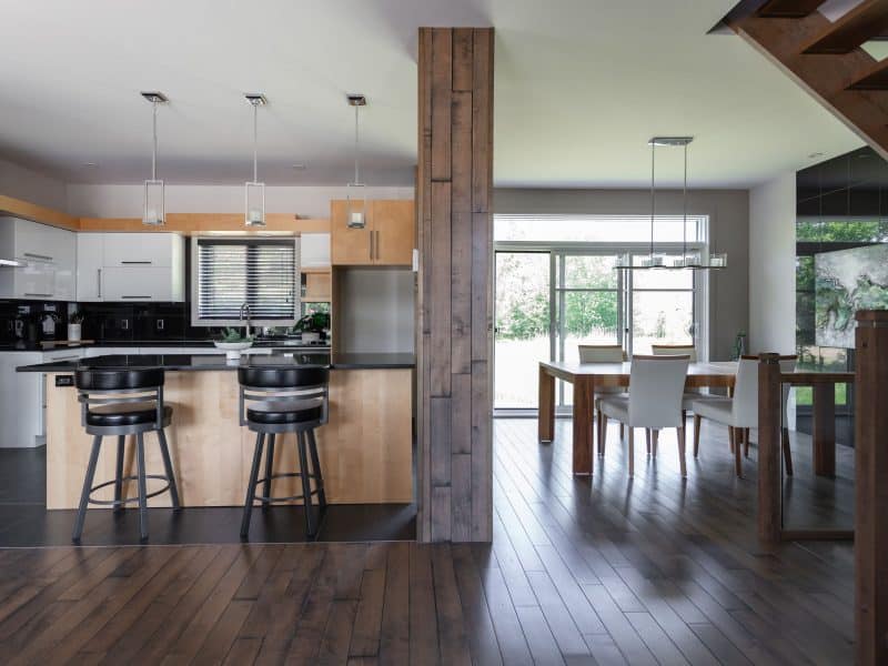 Une réalisation du bureau de vente de St-Lin-Laurentides.Modèle de deux étages nommé Mundo de style contemporain. Vu de la cuisine.