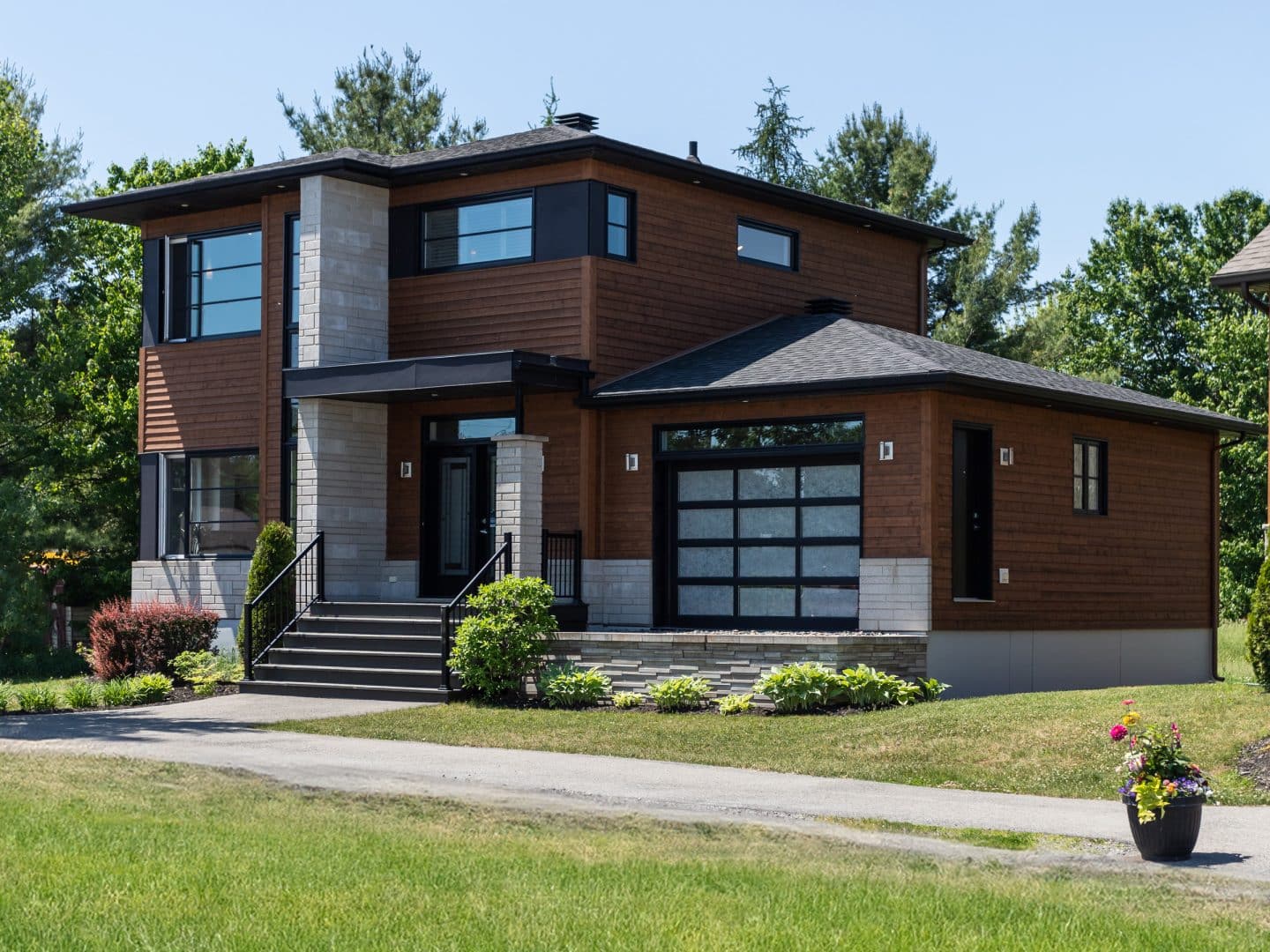 Une réalisation du bureau de vente de St-Lin-Laurentides.Modèle de deux étages nommé Mundo de style contemporain. Vu de l'extérieur.