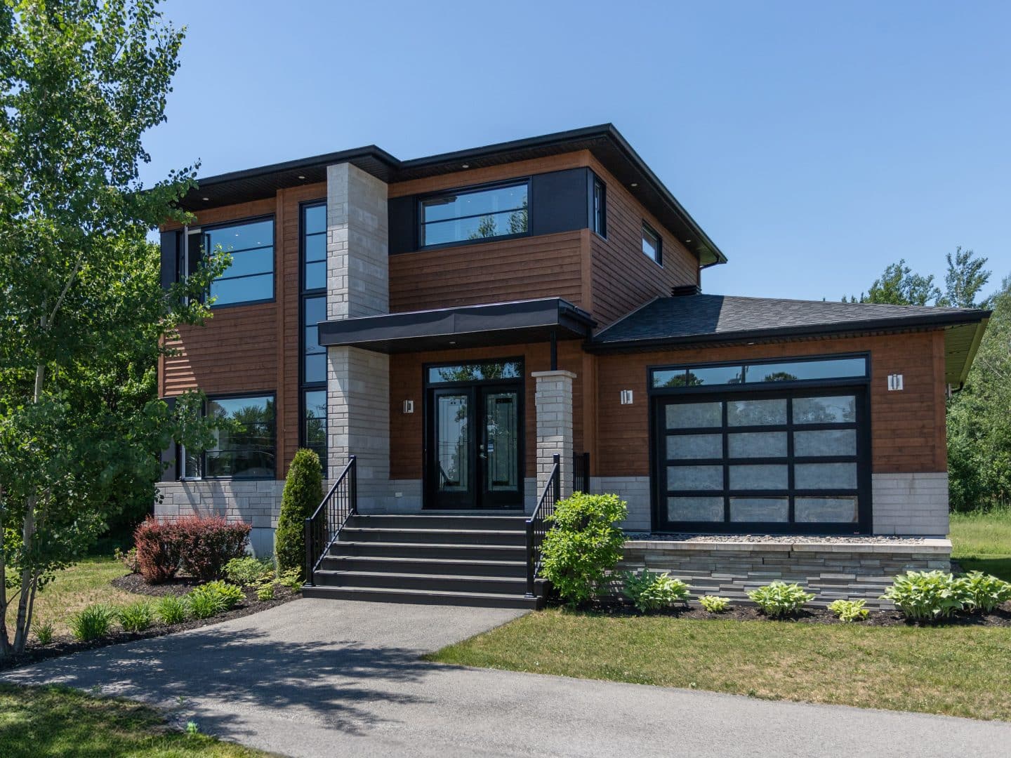 Une réalisation du bureau de vente de St-Lin-Laurentides.Modèle de deux étages nommé Mundo de style contemporain. Vu de l'extérieur.