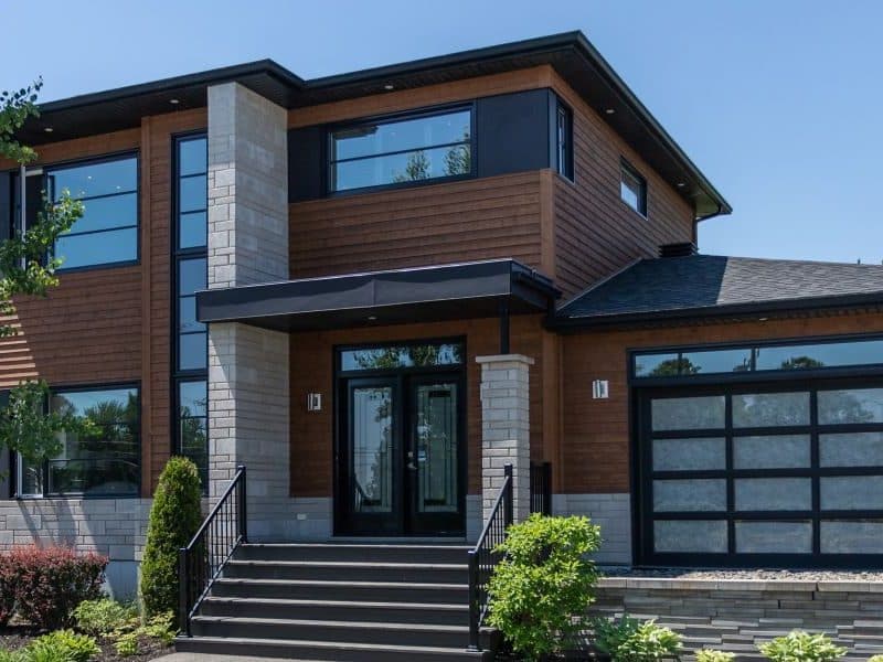 Une réalisation du bureau de vente de St-Lin-Laurentides.Modèle de deux étages nommé Mundo de style contemporain. Vu de l'extérieur.