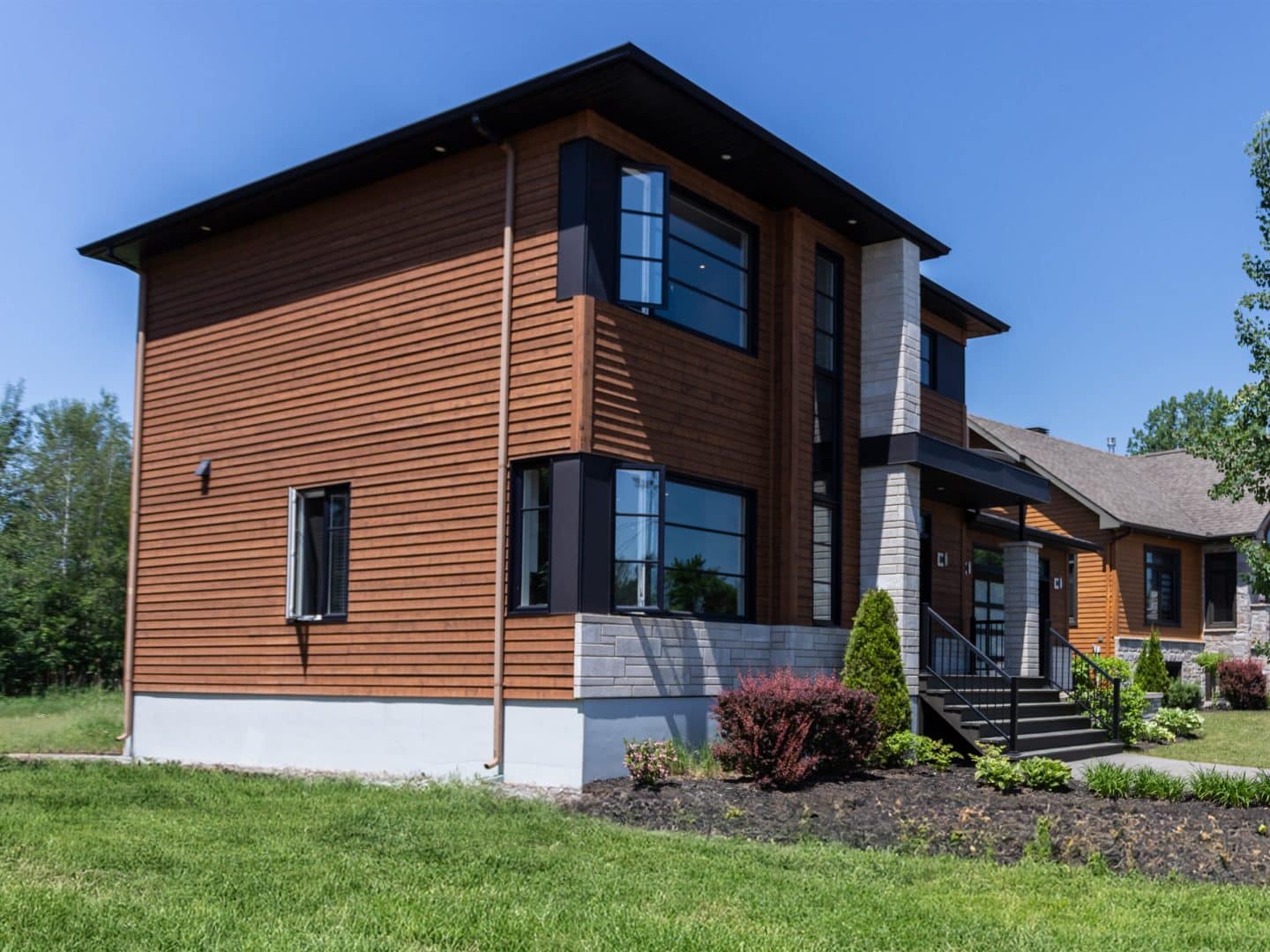 Une réalisation du bureau de vente de St-Lin-Laurentides.Modèle de deux étages nommé Mundo de style contemporain. Vu de l'extérieur.