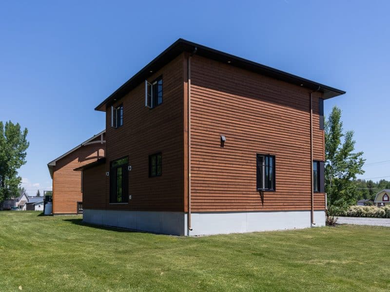 Une réalisation du bureau de vente de St-Lin-Laurentides.Modèle de deux étages nommé Mundo de style contemporain. Vu de l'extérieur.