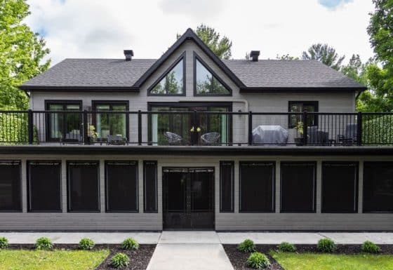 Une réalisation d'une maison appelée Splendide. Le premier étage est de style traditionnel, vu de l'extérieur.