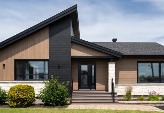 Maison préfabriquée plain-pied du modèle Tryka de style contemporain. Vue de l'extérieur avant.