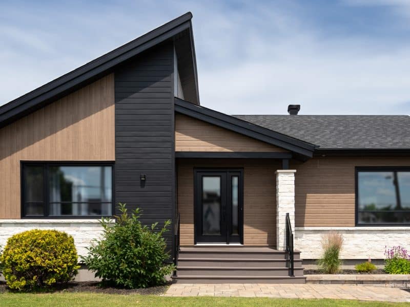 Maison préfabriquée plain-pied du modèle Tryka de style contemporain. Vue de l'extérieur avant.